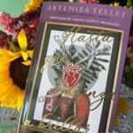 Natalia Téllez Instagram - Artemisa escribía desde que tengo uso de razón, inventaba historias en las que mi mente se sumergía a la creatividad de su selección de palabras. Con el tiempo fuimos muchos los hechizados por su pluma, seducidos ante esa revolución irreverente y sensual, profunda y hermosa. Asistir a la presentación de tu nuevo libro me llena de orgullo, mi Natalia niña se ruboriza con la formalidad del evento, mi corazón se funde con el tuyo con la provocación de que se fundan tantos como se atrevan a pasar sus pupilas por las hojas de tu libro #hastaquecomienzaabrillar @sumadeletrased @libreria_porrua @artemisa_tellez ♥️ por mas días así donde casi puedo sentir la sonrisa de mamá entre nosotras