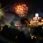 Natalia Téllez Instagram - Emi alcanzó a ver los fuegos artificiales, @ariwilhelm trajo uvas en bolsas ziploc porque aquí no se acostumbra, @zaabs me besó al final del conteo, @thisismysouthbay me hizo reír mucho…no puedo pedir nada mas. Estoy contenta y tantito cruda 🎆🎇