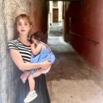 Natalia Téllez Instagram - La doctora me escribió “está perfecta tu chamaca”…entendí que eras una niña, que tú venías perfecta, pero el mundo al que venías era todo menos perfecto, especialmente para las mujeres. Tanta gente al enterarse de tu sexo me decía “Ay ojalá sea muy bonita” yo solo podía pensar “Ojalá esté muy sana, muy fuerte, muy valiente, ojalá no sea lo que nadie espera y tenga el valor de sostenerlo y sea libre, ojalá esté a salvo, ojalá pueda definirse, ojalá esté … ojalá yo sea lo suficientemente fuerte para mantenerla aquí, sin que la rompan, sin que la hagan dudar, sin que la cambien. Como resuenan las consignas del 8M resuena mi corazón “LA QUIERO VIVA Y LIBRE…NOS QUIERO VIVAS Y LIBRES” #8M 💜