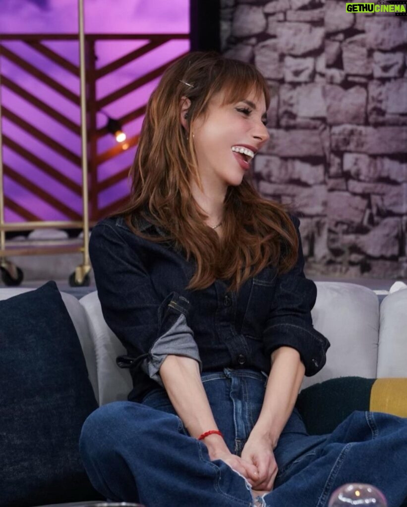 Natalia Téllez Instagram - Hoy hay @netasdivinastv y vino @vince_miranda para unirse a su aquelarre de confianza y hablar de @sietevecesadios !!!! Allá nos vemos #comprensusboletosyveannetas 🪄🤟🏻