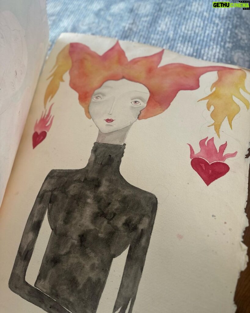 Natalia Téllez Instagram - El gorro de la suerte, el cielo que nos contempla y la niña de mis ojos ✨ (la pintura es Mía y se llama “mujer fuego”)