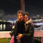 Natalia Téllez Instagram - Emi alcanzó a ver los fuegos artificiales, @ariwilhelm trajo uvas en bolsas ziploc porque aquí no se acostumbra, @zaabs me besó al final del conteo, @thisismysouthbay me hizo reír mucho…no puedo pedir nada mas. Estoy contenta y tantito cruda 🎆🎇