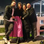 Natalia Téllez Instagram - Emi alcanzó a ver los fuegos artificiales, @ariwilhelm trajo uvas en bolsas ziploc porque aquí no se acostumbra, @zaabs me besó al final del conteo, @thisismysouthbay me hizo reír mucho…no puedo pedir nada mas. Estoy contenta y tantito cruda 🎆🎇