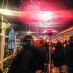 Natalia Téllez Instagram - Emi alcanzó a ver los fuegos artificiales, @ariwilhelm trajo uvas en bolsas ziploc porque aquí no se acostumbra, @zaabs me besó al final del conteo, @thisismysouthbay me hizo reír mucho…no puedo pedir nada mas. Estoy contenta y tantito cruda 🎆🎇