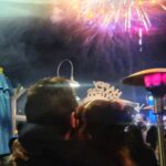 Natalia Téllez Instagram - Emi alcanzó a ver los fuegos artificiales, @ariwilhelm trajo uvas en bolsas ziploc porque aquí no se acostumbra, @zaabs me besó al final del conteo, @thisismysouthbay me hizo reír mucho…no puedo pedir nada mas. Estoy contenta y tantito cruda 🎆🎇