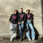 Natalia Téllez Instagram - Lamore @cesarenriquezcabaret , El @vince_miranda y Ella los invitamos de la manera más atenta a que lleven el nuevo merch de @sietevecesadios (hecho con el corazón…roto) 💔 y nos vemos mañana a las 5!!!!!!!