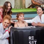 Natalia Téllez Instagram - Las amo @netasdivinastv feliz aniversario y feliz navidad a todos los que nos acompañan hasta en tinas de hielo ☃️🌬️🫣❤️
