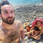 Natalia Téllez Instagram - Se habla del amor en un romanticismo que no le alcanza a la realidad, al equipo y la complicidad, a sentir que se construye un universo con amor y se sostiene de trabajo y acuerdos, de miradas cómplices en medio del cansancio y el abrazo profundo que te pega de vuelta. Te amo hondo ,muy real, sostienes mi raíz y me permites crecer. Gracias por ser ♥️ @zaabs te amo