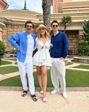 Natalya Rudova Instagram - Это было феерично! Не хочется писать много, вы сами все видели и понимаете!😉
Спасибо каналу @tnt_online , всем продюсерам и всем кто делал это шоу “Выжить в Дубае»🩷 Я все👌
Но больше всего спасибо моим «Бесславным Верблюдкам»!!!! Вы лучшая команда на планете!❤️❤️❤️❤️Люблю!