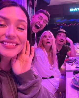 Natalya Rudova Instagram - Это было феерично! Не хочется писать много, вы сами все видели и понимаете!😉
Спасибо каналу @tnt_online , всем продюсерам и всем кто делал это шоу “Выжить в Дубае»🩷 Я все👌
Но больше всего спасибо моим «Бесславным Верблюдкам»!!!! Вы лучшая команда на планете!❤️❤️❤️❤️Люблю!
