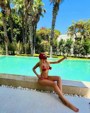 Natalya Rudova Instagram - Если вы мечтаете об уединении, на территории отеля @sherwoodexclusive_kemer есть чудесные, новые, 2-х этажные  виллы со своим садом и выходом к морю и с собственным бассейном. Все включено, охраняемая территория, аквапарк для детей , теннисный корт.Так же есть и номера и виллы поменьше с видом на сад или выходом к общему бассейну. 

Мне очень хорошо 🤪❤️