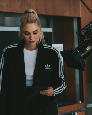 Natalya Rudova Instagram - «Жизнь по вызову 2»🎬

Всем спасибо , сьемки закончились🎬🐈‍⬛
Не могу не поделиться этими шикарными кадрами.