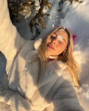 Natalya Rudova Instagram - Праздник к нам приходит…🎄

У кого есть новогоднее настроение?🎉