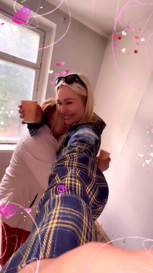 Natalya Rudova Instagram - Я подарила Маме квартиру!!!!😻

Я мечтала об этом с 12-ти лет!
Мне было 12 лет когда мы остались без собственного жилья. И очень много лет мы скитались по сьемным квартирам и комнатам.
Одна из самых моих больших мечт сбылась! Не передать словами что это значит для Мамы и для моей семьи! Мамуля теперь МАсквичка!🤪Спасибо Богу и всем кто в меня верит! Люблю❤️

Теперь о самом страшном, меня ждет ремонт😂😂😂👌 Я делала 2 ремонта в жизни и это 3-й ,и  надеюсь сама я их больше делать не буду😂🙈 

Так что принимаю поздравления ииии плитку, сантехнику, стройматериалы и мебель,В ДАР!АХАААХААА😂😂😂🙈
