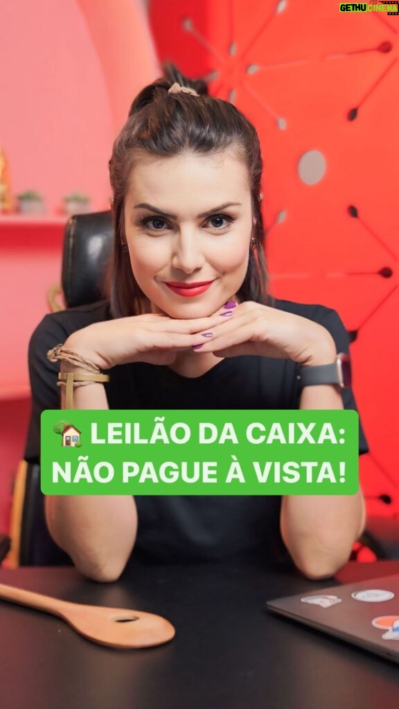 Nathalia Arcuri Instagram - “Se você tem o dinheiro para dar à vista, NÃO FAÇA ISSO!” Prestenção nessa dica para quem tem pouco dinheiro no momento: pelo Minha Casa, Minha Vida, dependendo da sua renda, você pode financiar até 95% do imóvel e encontrar condições muito favoráveis por causa da baixa taxa de juros. Dessa forma, você pode dar os 5% de entrada e financiar todo o restante com uma taxa baixinha e fazer o dinheiro que “sobrou” trabalhar pra você. Oportunidade boa PRECISA ser compartilhada, né? Pega o aviãozinho e manda pra quem você conhece que tem esse sonho✈ E aproveita pra assistir o vídeo completo com todas as dicas lá no canal youtube.com/MePoupe - o link também tá na minha BIO.