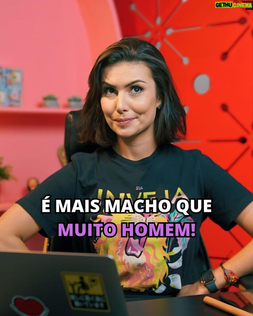 Nathalia Arcuri Instagram - MULHERES DE TODO BRASIL, REPITAM COMIGO: Eu sou incrível, dona da minha vida, dona do meu próprio negócio, tenho apoio de quem quer me apoiar e, se eu não sei, eu aprendo! 🗣 Empreender no Brasil é um desafio diário. E, se você é mulher, esse desafio aumenta. A mulher empreendedora já enfrenta, naturalmente, mais obstáculos que os homens empreendedores. E, além disso, tem que responder perguntas indelicadas e ouvir opinião que não pediu e que têm a ver apenas com o fato dela ser mulher! “Mas se ficarem enchendo o saco é só mandar todo mundo pra aquele lugar, Nath 🗣” Olha, não é como se isso resolvesse nossos problemas (dá uma aliviada). Mas a questão aqui é que não somos obrigadas a ficar ouvindo esse tipo de frase ou questionamento recheados de preconceito. Enfrentamos, muitas vezes, uma jornada quádrupla ao termos que nos dividir entre: cuidar da casa, da família, de nós mesmas e do nosso negócio. E é importante lembrar que muitas mulheres empreendem não só pra ter sua autonomia financeira, mas também pra sair de relacionamentos abusivos ou sustentar sua família. Segundo o SEBRAE, em 2022, nós mulheres representamos 34,4% dos negócios do país. Desse número, leia-se: empregos gerados, projetos que ajudam a sociedade e inovação no mercado (mesmo dedicando 17% menos horas da jornada pra isso por conta de todas as responsabilidades da jornada quádrupla). Os dados são animadores. Cada vez mais a mulher está conquistando seu próprio espaço, mas, em contrapartida, ainda levaremos, em média, 300 anos* para atingir a igualdade entre os gêneros*. O que nos resta é não repetir esse tipo de discurso como os que eu trouxe aqui no post e sim ser mais grato por tantas mulheres que nos permitiram evoluir como seres humanos. A jornada do empreendedorismo é marcada por altos e baixos, mas é a resiliência das mulheres que a torna verdadeiramente extraordinária. 💪 *António Guterres, secretário-geral da ONU em reunião da comissão das Nações Unidas sobre a situação da mulher, em Nova Iorque (2023).