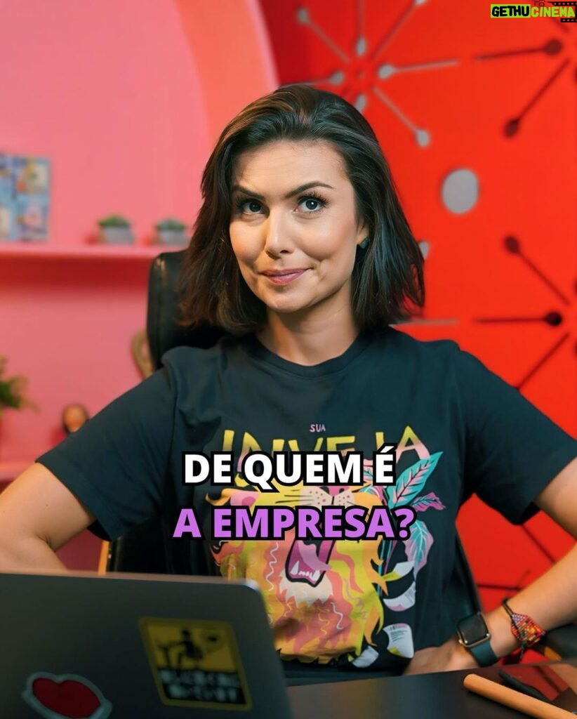 Nathalia Arcuri Instagram - MULHERES DE TODO BRASIL, REPITAM COMIGO: Eu sou incrível, dona da minha vida, dona do meu próprio negócio, tenho apoio de quem quer me apoiar e, se eu não sei, eu aprendo! 🗣 Empreender no Brasil é um desafio diário. E, se você é mulher, esse desafio aumenta. A mulher empreendedora já enfrenta, naturalmente, mais obstáculos que os homens empreendedores. E, além disso, tem que responder perguntas indelicadas e ouvir opinião que não pediu e que têm a ver apenas com o fato dela ser mulher! “Mas se ficarem enchendo o saco é só mandar todo mundo pra aquele lugar, Nath 🗣” Olha, não é como se isso resolvesse nossos problemas (dá uma aliviada). Mas a questão aqui é que não somos obrigadas a ficar ouvindo esse tipo de frase ou questionamento recheados de preconceito. Enfrentamos, muitas vezes, uma jornada quádrupla ao termos que nos dividir entre: cuidar da casa, da família, de nós mesmas e do nosso negócio. E é importante lembrar que muitas mulheres empreendem não só pra ter sua autonomia financeira, mas também pra sair de relacionamentos abusivos ou sustentar sua família. Segundo o SEBRAE, em 2022, nós mulheres representamos 34,4% dos negócios do país. Desse número, leia-se: empregos gerados, projetos que ajudam a sociedade e inovação no mercado (mesmo dedicando 17% menos horas da jornada pra isso por conta de todas as responsabilidades da jornada quádrupla). Os dados são animadores. Cada vez mais a mulher está conquistando seu próprio espaço, mas, em contrapartida, ainda levaremos, em média, 300 anos* para atingir a igualdade entre os gêneros*. O que nos resta é não repetir esse tipo de discurso como os que eu trouxe aqui no post e sim ser mais grato por tantas mulheres que nos permitiram evoluir como seres humanos. A jornada do empreendedorismo é marcada por altos e baixos, mas é a resiliência das mulheres que a torna verdadeiramente extraordinária. 💪 *António Guterres, secretário-geral da ONU em reunião da comissão das Nações Unidas sobre a situação da mulher, em Nova Iorque (2023).