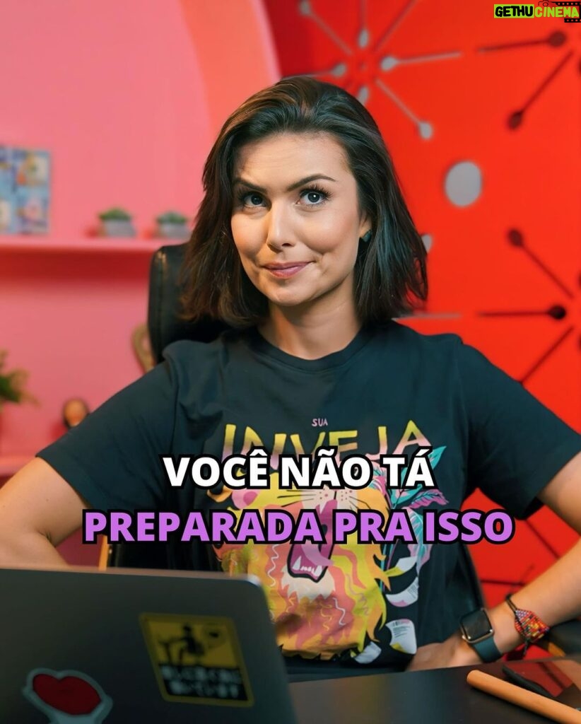 Nathalia Arcuri Instagram - MULHERES DE TODO BRASIL, REPITAM COMIGO: Eu sou incrível, dona da minha vida, dona do meu próprio negócio, tenho apoio de quem quer me apoiar e, se eu não sei, eu aprendo! 🗣 Empreender no Brasil é um desafio diário. E, se você é mulher, esse desafio aumenta. A mulher empreendedora já enfrenta, naturalmente, mais obstáculos que os homens empreendedores. E, além disso, tem que responder perguntas indelicadas e ouvir opinião que não pediu e que têm a ver apenas com o fato dela ser mulher! “Mas se ficarem enchendo o saco é só mandar todo mundo pra aquele lugar, Nath 🗣” Olha, não é como se isso resolvesse nossos problemas (dá uma aliviada). Mas a questão aqui é que não somos obrigadas a ficar ouvindo esse tipo de frase ou questionamento recheados de preconceito. Enfrentamos, muitas vezes, uma jornada quádrupla ao termos que nos dividir entre: cuidar da casa, da família, de nós mesmas e do nosso negócio. E é importante lembrar que muitas mulheres empreendem não só pra ter sua autonomia financeira, mas também pra sair de relacionamentos abusivos ou sustentar sua família. Segundo o SEBRAE, em 2022, nós mulheres representamos 34,4% dos negócios do país. Desse número, leia-se: empregos gerados, projetos que ajudam a sociedade e inovação no mercado (mesmo dedicando 17% menos horas da jornada pra isso por conta de todas as responsabilidades da jornada quádrupla). Os dados são animadores. Cada vez mais a mulher está conquistando seu próprio espaço, mas, em contrapartida, ainda levaremos, em média, 300 anos* para atingir a igualdade entre os gêneros*. O que nos resta é não repetir esse tipo de discurso como os que eu trouxe aqui no post e sim ser mais grato por tantas mulheres que nos permitiram evoluir como seres humanos. A jornada do empreendedorismo é marcada por altos e baixos, mas é a resiliência das mulheres que a torna verdadeiramente extraordinária. 💪 *António Guterres, secretário-geral da ONU em reunião da comissão das Nações Unidas sobre a situação da mulher, em Nova Iorque (2023).