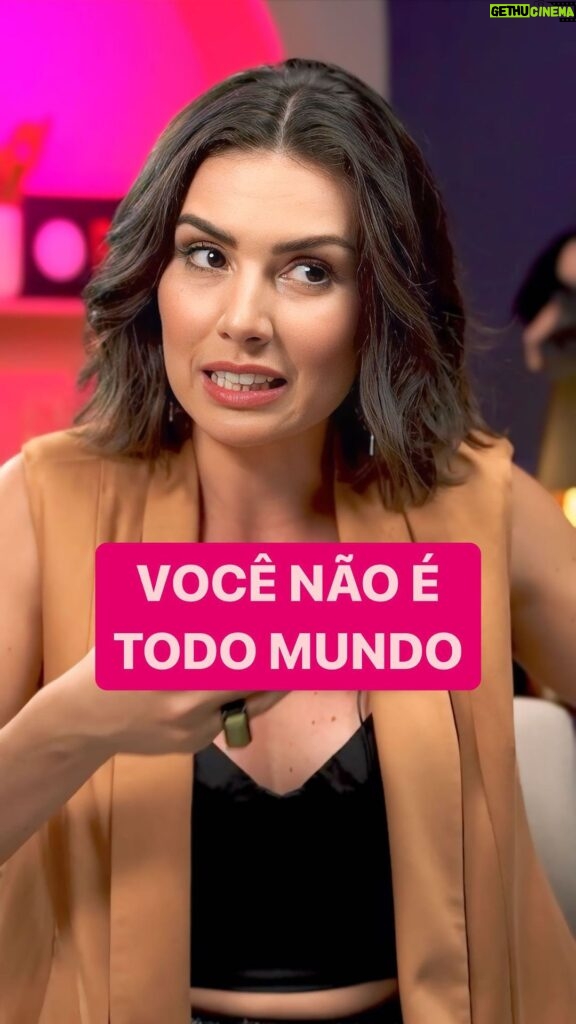 Nathalia Arcuri Instagram - Isso vai doer, mas eu preciso te falar: VOCÊ NÃO É TODO MUNDO! EU APOSTO que quando você era criança falava assim quando queria pedir pros seus pais te deixarem sair: “MAS TODO MUNDO VAIIII!” 👀 E foi exatamente AÍ que o efeito manada já tava em você e você nem sabia 😱 Momento reflexivo, porque eu tô fofa hoje: se pergunte SEMPRE se o que você tá fazendo é um desejo SEU ou das PESSOAS QUE TE CERCAM! Você quer mesmo passar férias naquele lugar que todo mundo vai? Quer mesmo sair todo final de semana? Ou quer mesmo é dar uma balanceada pra chegar no futuro e ter uma vida mais estabilizada? 💡 Aproveita o momento e marca aqui a sua amiga e amigo que precisam parar de surfar na onda dos outros! 🌊