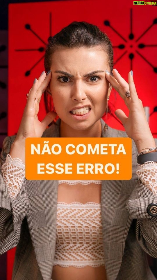 Nathalia Arcuri Instagram - “O medo cega os nossos sonhos…🎶” Prestenção nisso aqui: nunca é tarde pra (re) começar! Independentemente da idade de quem esteja lendo e assistindo a esse vídeo, saiba que você pode começar algo novo ou diferente, sim. Não ache que já está ou foi longe demais para experimentar um relacionamento diferente, trocar de investimentos ou mudar de carreira, por exemplo. Acreditar que não tem mais tempo é um dos principais erros que você pode cometer com a sua própria vida e com o seu dinheiro. Pra atender aos apelos, pedidos e gritos de todos vocês, o vídeo completo no canal sobre os 5 erros com o dinheiro tá no link da bio.