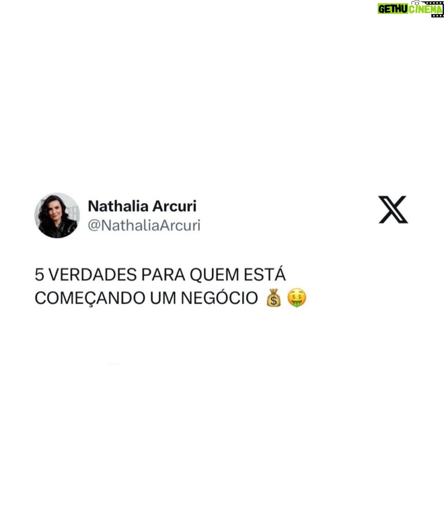 Nathalia Arcuri Instagram - Nossa, Nath! Mas tô só começando. Preciso realmente pensar nisso? Você está criando uma fonte de renda, lembre-se disso. É a sua empresa! É preciso profissionalizar ao máximo, ou vai se tornar apenas um passatempo caro. Segundo o relatório da Global Entrepreneurship Monitor (GEM) 2022, realizado pelo Sebrae e pela Associação Nacional de Estudos em Empreendedorismo e Gestão de Pequenas Empresas (Anegepe), 67% da população adulta estava envolvida com o empreendedorismo. Parte desse número são potenciais empreendedores, o que fez com que o Brasil ocupasse o 2º lugar nessa categoria, ficando atrás somente da Índia, no ano do relatório. Somos empreendedores natos 😎 Mas, claro, apesar do brasileiro ter essa alma de negócios, só a alma não sustenta uma empresa. É preciso adquirir conhecimento e aplicar no dia a dia pro empreendimento dar certo! DITO ISSO… Arrasta pro lado pra ver as 5 dicas que separei pra você, imprime, cola em todo lugar da casa pra não esquecer e já manda para as autônomas/autônomos MEIs e donas e donos de empresas que precisam ler isso👇