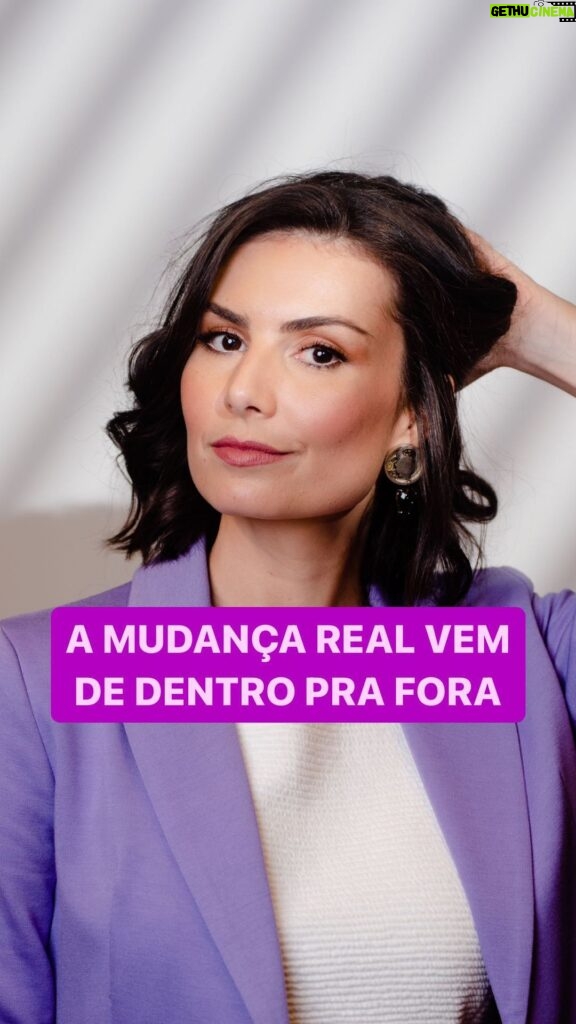 Nathalia Arcuri Instagram - Pra que uma mudança aconteça em alguém, ela PRECISA partir da própria pessoa. Não adianta “enfiar goela abaixo” ideias, vontades e até mesmo conhecimento se o outro não está interessado naquilo no momento. Quando a gente aprende algo novo, estamos na nossa fase de aceitar novas ideias e evoluir. Leia-se EVOLUÇÃO como parte fundamental desse processo. Cada um tem seu próprio tempo para desenvolver a maturidade social e financeira. E, no momento certo, cada pessoa vai ter seu próprio despertar. Eu sei, Me Poupeiras! e Me Poupeiros!, a vontade de passar pra frente tudo que vocês aprendem por aqui é enorme, né? Mas tenham paciência, entendam o momento do outro e plantem a sementinha do conhecimento aos poucos 💜 Marque aqui quem precisa ler essa mensagem 👇