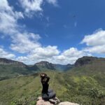 Nathalia Arcuri Instagram - Vale do Pati, dia 1 de 3. O Vale do Pati é conhecido como um dos lugares mais impressionantes e intocados do Brasil. Só pra você ter uma ideia a paisagem exuberante, com cânions, cachoeiras, rios, e montanhas, já serviu de cenário para diversos filmes e documentários. Aqui é na base da trilha mesmo, tem que ter condicionamento, algumas trilhas são bem extensas, fizemos cerca de 16km por dia, mas a ausência de estradas e veículos motorizados contribui para a preservação da natureza e cria essa sensação de isolamento e tranquilidade. Além disso dentro do vale, existem algumas pequenas comunidades remanescentes de quilombolas e agricultores locais, que vivem de forma simples e tradicional. Essas comunidades preservam costumes culturais e técnicas agrícolas antigas, como na hospedagem que a gente ficou no primeiro dia. Eu me dei essa viagem de presente de aniversário. Talvez alguns vão me chamar de doida, de fazer trilha em pleno aniversário... pois que digam. Eu queria estar assim, pertinho da natureza, conectada comigo mesma e foi muito especial. Nos próximos dias vou mostrar mais nos meus stories! Quem tá acompanhando, já manda um ❤️ — Meu guia: @beja_guia.chapadadiamantina Vale do Pati - Chapada Diamantina