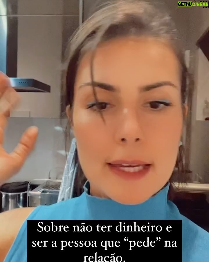 Nathalia Arcuri Instagram - Quantas mulheres você conhece que dependem da renda do marido? Não existe certo ou errado nessa escolha. O que existe é a necessidade URGENTE de falarmos sobre a autonomia financeira seja qual for a solução escolhida pelo casal para lidar com o dinheiro. Trouxe dos Stories para o Feed porque muita gente pediu. Espero abrir conversas e ajudar da maneira possível. Espalha se pensar em alguém que possa estar precisando desse toque. 😘