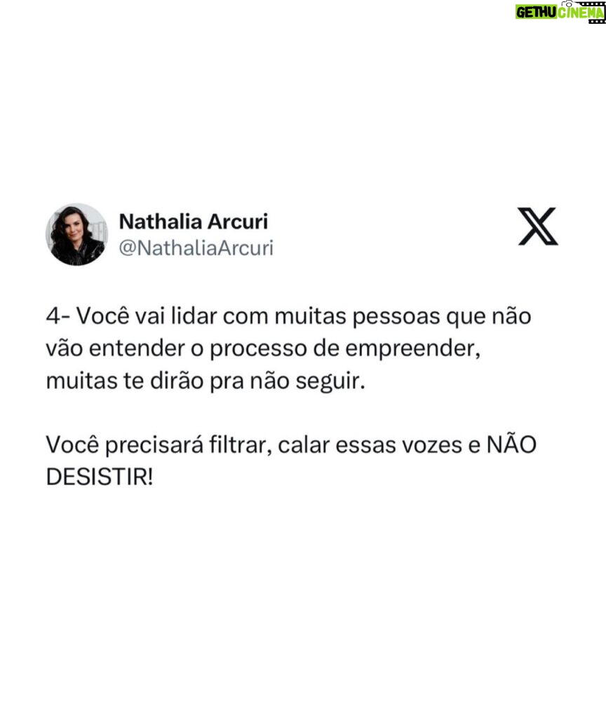 Nathalia Arcuri Instagram - Nossa, Nath! Mas tô só começando. Preciso realmente pensar nisso? Você está criando uma fonte de renda, lembre-se disso. É a sua empresa! É preciso profissionalizar ao máximo, ou vai se tornar apenas um passatempo caro. Segundo o relatório da Global Entrepreneurship Monitor (GEM) 2022, realizado pelo Sebrae e pela Associação Nacional de Estudos em Empreendedorismo e Gestão de Pequenas Empresas (Anegepe), 67% da população adulta estava envolvida com o empreendedorismo. Parte desse número são potenciais empreendedores, o que fez com que o Brasil ocupasse o 2º lugar nessa categoria, ficando atrás somente da Índia, no ano do relatório. Somos empreendedores natos 😎 Mas, claro, apesar do brasileiro ter essa alma de negócios, só a alma não sustenta uma empresa. É preciso adquirir conhecimento e aplicar no dia a dia pro empreendimento dar certo! DITO ISSO… Arrasta pro lado pra ver as 5 dicas que separei pra você, imprime, cola em todo lugar da casa pra não esquecer e já manda para as autônomas/autônomos MEIs e donas e donos de empresas que precisam ler isso👇