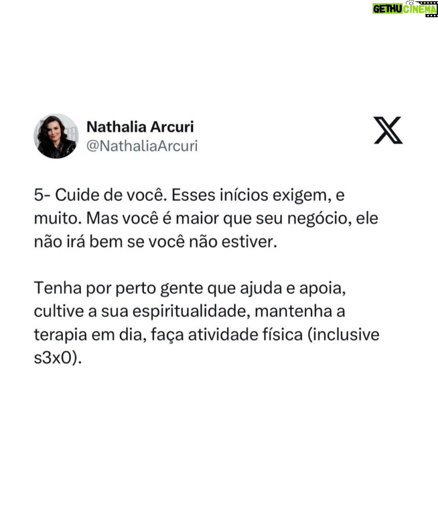 Nathalia Arcuri Instagram - Nossa, Nath! Mas tô só começando. Preciso realmente pensar nisso? Você está criando uma fonte de renda, lembre-se disso. É a sua empresa! É preciso profissionalizar ao máximo, ou vai se tornar apenas um passatempo caro. Segundo o relatório da Global Entrepreneurship Monitor (GEM) 2022, realizado pelo Sebrae e pela Associação Nacional de Estudos em Empreendedorismo e Gestão de Pequenas Empresas (Anegepe), 67% da população adulta estava envolvida com o empreendedorismo. Parte desse número são potenciais empreendedores, o que fez com que o Brasil ocupasse o 2º lugar nessa categoria, ficando atrás somente da Índia, no ano do relatório. Somos empreendedores natos 😎 Mas, claro, apesar do brasileiro ter essa alma de negócios, só a alma não sustenta uma empresa. É preciso adquirir conhecimento e aplicar no dia a dia pro empreendimento dar certo! DITO ISSO… Arrasta pro lado pra ver as 5 dicas que separei pra você, imprime, cola em todo lugar da casa pra não esquecer e já manda para as autônomas/autônomos MEIs e donas e donos de empresas que precisam ler isso👇