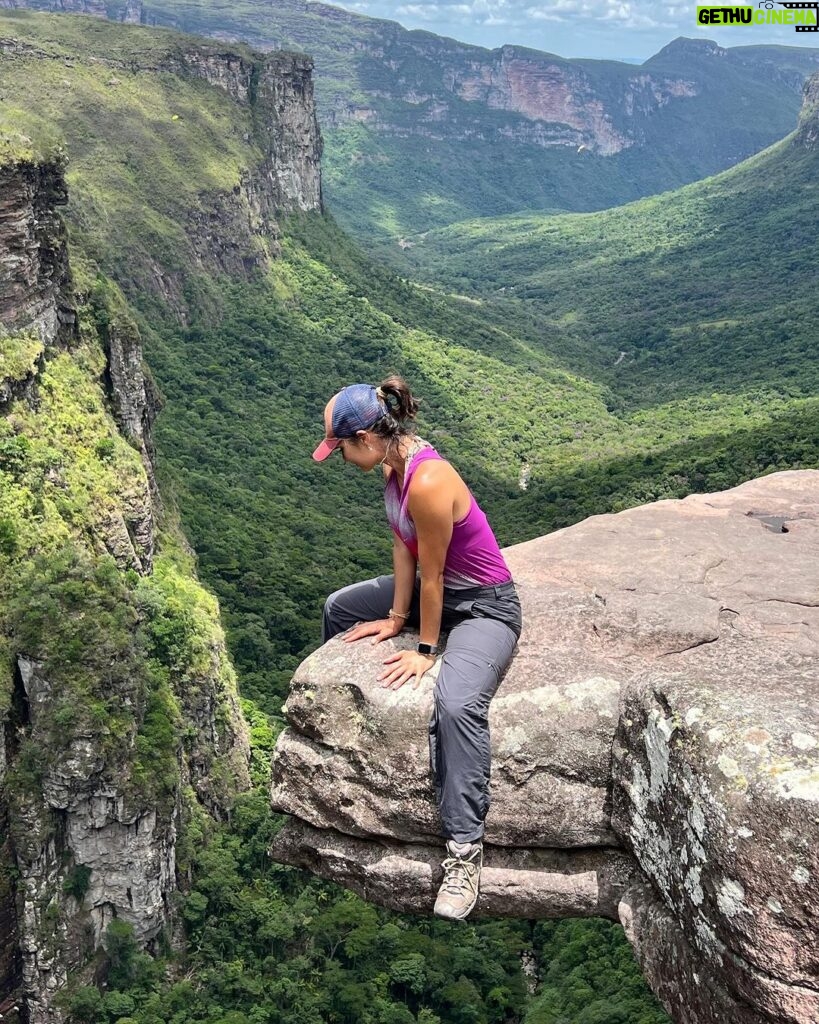 Nathalia Arcuri Instagram - Ainda dá tempo de um #tbt? Me apaixonei pela Bahia e pela Chapada Diamantina. Foram 3 dias explorando o Vale do Pati e no último chegamos ao Vale do Cachoeirão (as fotos acima), um dos pontos clássicos do trekking do Vale do Pati. É um penhasco de 300 metros de altura e você se sente um grãozinho de areia diante da imensidão dos paredões. 3 ingredientes ESSENCIAIS pra viver essa aventura: - Muita disposição, preparo físico e mental - Coragem, respeitando os limites para você não correr riscos desnecessários - Um guia incrível, como o @beja_guia.chapadadiamantina E eu não vou parar, quero mais trilhas e mais natureza nos meus planos, então já comenta aqui pra mim qual outro lugar do Brasil que eu deveria colocar na minha lista? Vale do Pati - Chapada Diamantina