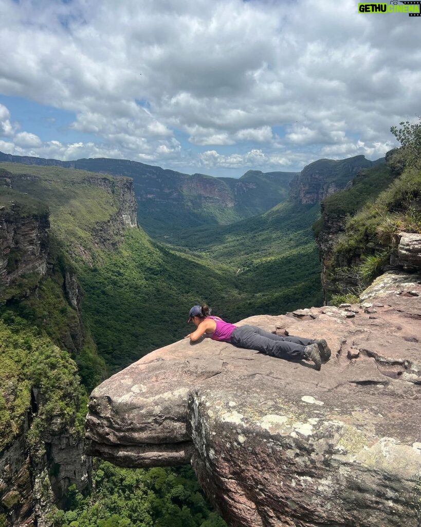 Nathalia Arcuri Instagram - Ainda dá tempo de um #tbt? Me apaixonei pela Bahia e pela Chapada Diamantina. Foram 3 dias explorando o Vale do Pati e no último chegamos ao Vale do Cachoeirão (as fotos acima), um dos pontos clássicos do trekking do Vale do Pati. É um penhasco de 300 metros de altura e você se sente um grãozinho de areia diante da imensidão dos paredões. 3 ingredientes ESSENCIAIS pra viver essa aventura: - Muita disposição, preparo físico e mental - Coragem, respeitando os limites para você não correr riscos desnecessários - Um guia incrível, como o @beja_guia.chapadadiamantina E eu não vou parar, quero mais trilhas e mais natureza nos meus planos, então já comenta aqui pra mim qual outro lugar do Brasil que eu deveria colocar na minha lista? Vale do Pati - Chapada Diamantina