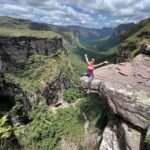 Nathalia Arcuri Instagram – Ainda dá tempo de um #tbt?

Me apaixonei pela Bahia e pela Chapada Diamantina.

Foram 3 dias explorando o Vale do Pati e no último chegamos ao Vale do Cachoeirão (as fotos acima), um dos pontos clássicos do trekking do Vale do Pati. É um penhasco de 300 metros de altura e você se sente um grãozinho de areia diante da imensidão dos paredões.

3 ingredientes ESSENCIAIS pra viver essa aventura:

– Muita disposição, preparo físico e mental
– Coragem, respeitando os limites para você não correr riscos desnecessários
– Um guia incrível, como o @beja_guia.chapadadiamantina 

E eu não vou parar, quero mais trilhas e mais natureza nos meus planos, então já comenta aqui pra mim qual outro lugar do Brasil que eu deveria colocar na minha lista? Vale do Pati – Chapada Diamantina