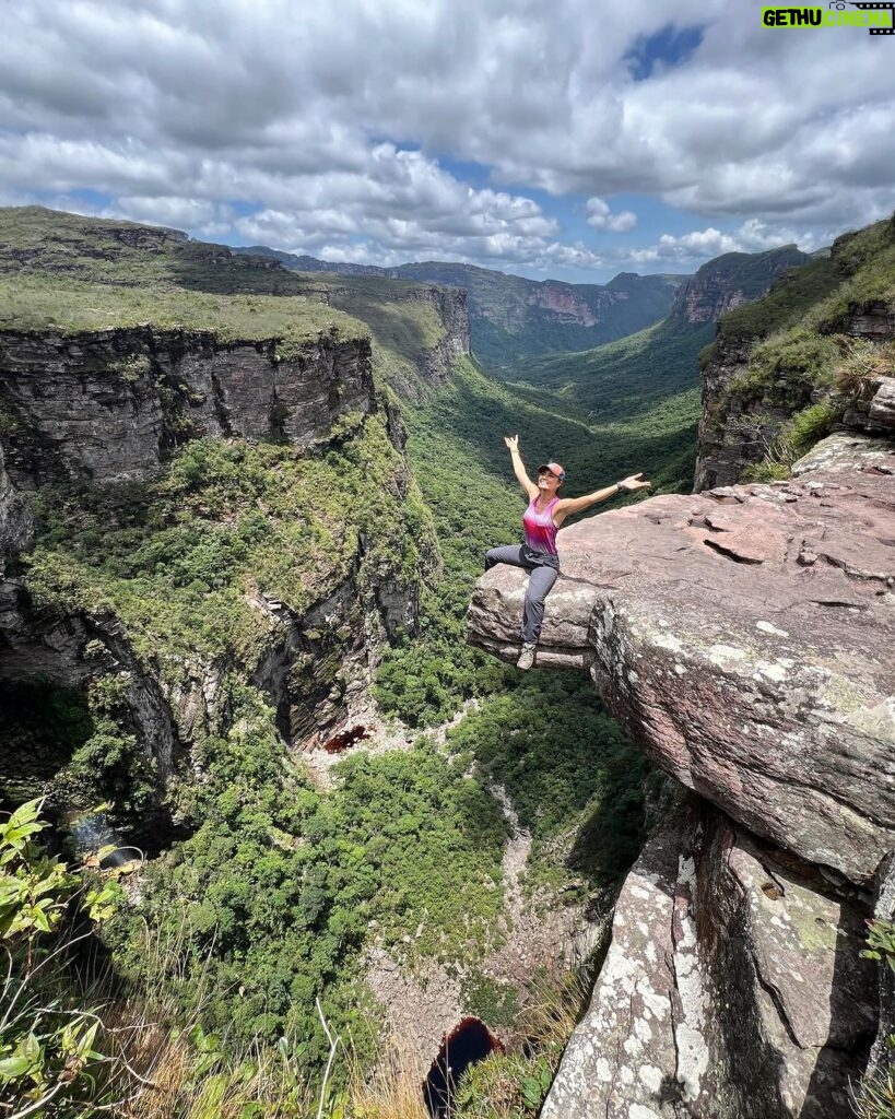 Nathalia Arcuri Instagram - Ainda dá tempo de um #tbt? Me apaixonei pela Bahia e pela Chapada Diamantina. Foram 3 dias explorando o Vale do Pati e no último chegamos ao Vale do Cachoeirão (as fotos acima), um dos pontos clássicos do trekking do Vale do Pati. É um penhasco de 300 metros de altura e você se sente um grãozinho de areia diante da imensidão dos paredões. 3 ingredientes ESSENCIAIS pra viver essa aventura: - Muita disposição, preparo físico e mental - Coragem, respeitando os limites para você não correr riscos desnecessários - Um guia incrível, como o @beja_guia.chapadadiamantina E eu não vou parar, quero mais trilhas e mais natureza nos meus planos, então já comenta aqui pra mim qual outro lugar do Brasil que eu deveria colocar na minha lista? Vale do Pati - Chapada Diamantina