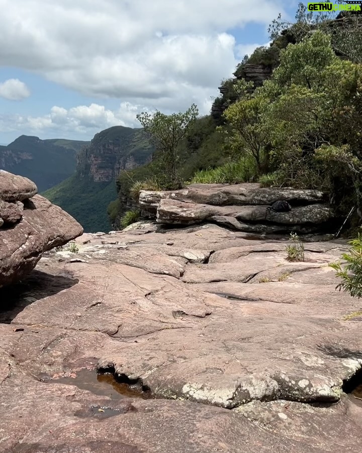 Nathalia Arcuri Instagram - Ainda dá tempo de um #tbt? Me apaixonei pela Bahia e pela Chapada Diamantina. Foram 3 dias explorando o Vale do Pati e no último chegamos ao Vale do Cachoeirão (as fotos acima), um dos pontos clássicos do trekking do Vale do Pati. É um penhasco de 300 metros de altura e você se sente um grãozinho de areia diante da imensidão dos paredões. 3 ingredientes ESSENCIAIS pra viver essa aventura: - Muita disposição, preparo físico e mental - Coragem, respeitando os limites para você não correr riscos desnecessários - Um guia incrível, como o @beja_guia.chapadadiamantina E eu não vou parar, quero mais trilhas e mais natureza nos meus planos, então já comenta aqui pra mim qual outro lugar do Brasil que eu deveria colocar na minha lista? Vale do Pati - Chapada Diamantina