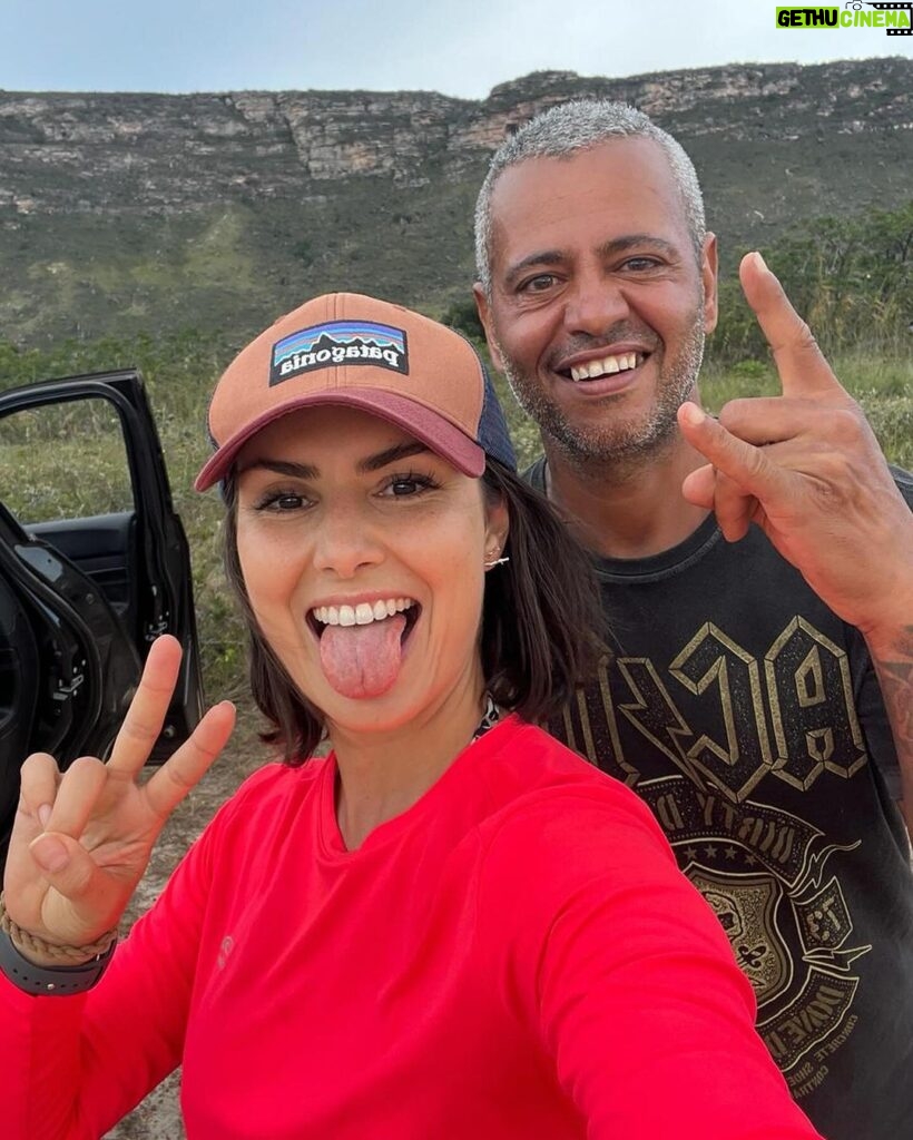 Nathalia Arcuri Instagram - Ainda dá tempo de um #tbt? Me apaixonei pela Bahia e pela Chapada Diamantina. Foram 3 dias explorando o Vale do Pati e no último chegamos ao Vale do Cachoeirão (as fotos acima), um dos pontos clássicos do trekking do Vale do Pati. É um penhasco de 300 metros de altura e você se sente um grãozinho de areia diante da imensidão dos paredões. 3 ingredientes ESSENCIAIS pra viver essa aventura: - Muita disposição, preparo físico e mental - Coragem, respeitando os limites para você não correr riscos desnecessários - Um guia incrível, como o @beja_guia.chapadadiamantina E eu não vou parar, quero mais trilhas e mais natureza nos meus planos, então já comenta aqui pra mim qual outro lugar do Brasil que eu deveria colocar na minha lista? Vale do Pati - Chapada Diamantina