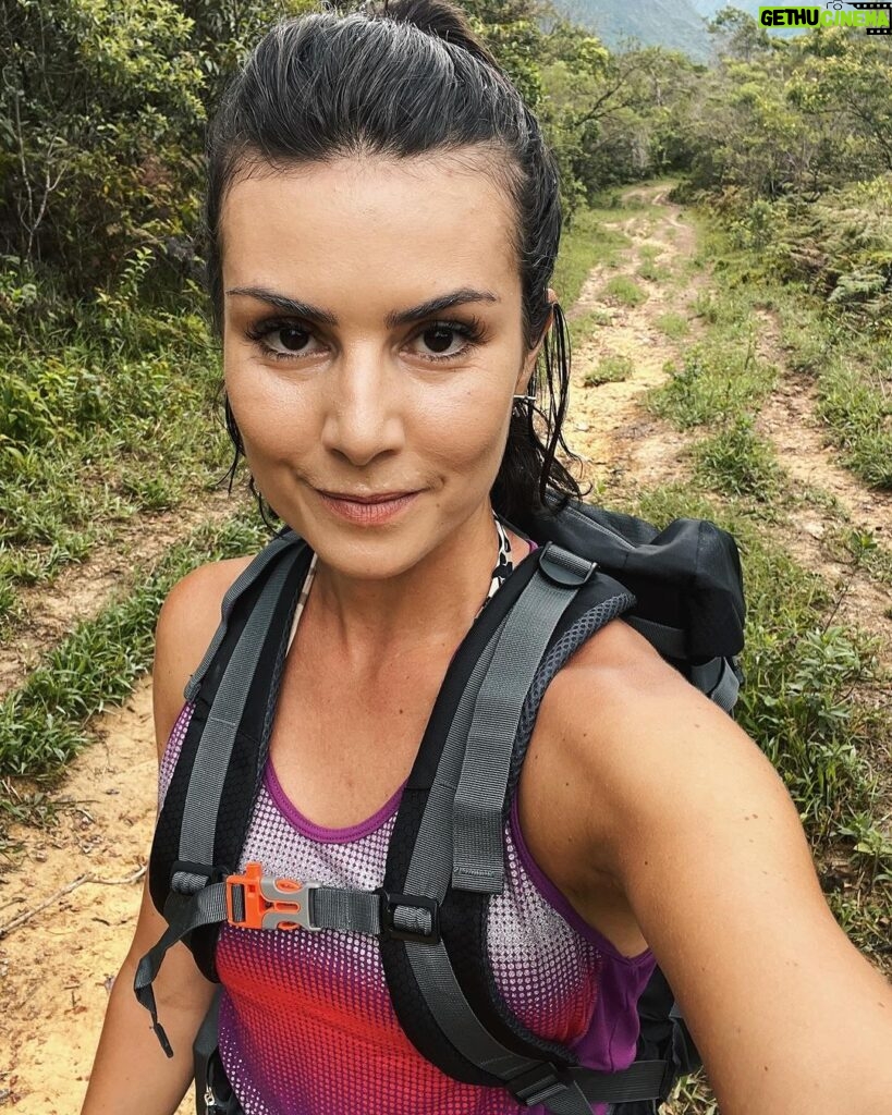 Nathalia Arcuri Instagram - Coloque na sua lista de belezas pra ver e fazer antes de partir👇 1- Penhasco do Cachoeirão no Vale do Pati 2- Gruta do Castelo no Vale do Pati 3- Carão de quem subiu 1 Km de pedra kkkk 4- Banho no Rio Preto no Aleixo 5- Cantar parabéns acampada às margens do 21 na Chapada 6- Poço na trilha do Cachoeirão com muito tanino 7- Tomar banho (com sabonete de argila) no filete do 21 (depois eu mostro como estava no dia seguinte após um dilúvio na madrugada) 8- Comemorar as vitórias com seu guia parceiro de trilha que virou seu amigo no caminho @beja_guia.chapadadiamantina Alívio aventureiro nos feeds carnavalescos. Manda pra quem tem coragem de ir com você nessa aventura! Vale Do Capão - Chapada Diamantina