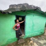 Nathalia Arcuri Instagram - Vale do Pati, dia 2 de 3. O que o Pati te ensina: - Descobrir a beleza da simplicidade e como podemos encontrar conforto mesmo em condições modestas, valorizando os pequenos detalhes que nos cercam. - Aprender a lidar com contratempos e continuar avançando, mesmo quando as trilhas parecem íngremes e os obstáculos parecem intransponíveis. - Reconhecer nossa interdependência com a natureza e como somos humildes diante da vastidão e da grandiosidade que nos cerca. - Aprender sobre nossos próprios limites e capacidades, descobrindo que, muitas vezes, somos mais fortes e resilientes do que imaginamos. - Aceitar a necessidade de descanso e autocuidado, criando uma relação de gentileza consigo mesmo, sem julgamentos. - Valorizar as pequenas coisas da vida, como água limpa que sacia nossa sede, o ar fresco que revitaliza nossos pulmões e as paisagens deslumbrantes que alimentam nossa alma. - Aprender a estar presente no momento e desfrutar da experiência, absorvendo cada detalhe do cenário que nos rodeia. A natureza tem o poder de nos ensinar, inspirar e nos transformar em seres humanos melhores, basta você aceitar 💜🌿 — Meu guia: @beja_guia.chapadadiamantina Morro do Castelo - Vale do Pati - Chapada Diamantina