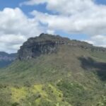 Nathalia Arcuri Instagram - Vale do Pati, dia 1 de 3. O Vale do Pati é conhecido como um dos lugares mais impressionantes e intocados do Brasil. Só pra você ter uma ideia a paisagem exuberante, com cânions, cachoeiras, rios, e montanhas, já serviu de cenário para diversos filmes e documentários. Aqui é na base da trilha mesmo, tem que ter condicionamento, algumas trilhas são bem extensas, fizemos cerca de 16km por dia, mas a ausência de estradas e veículos motorizados contribui para a preservação da natureza e cria essa sensação de isolamento e tranquilidade. Além disso dentro do vale, existem algumas pequenas comunidades remanescentes de quilombolas e agricultores locais, que vivem de forma simples e tradicional. Essas comunidades preservam costumes culturais e técnicas agrícolas antigas, como na hospedagem que a gente ficou no primeiro dia. Eu me dei essa viagem de presente de aniversário. Talvez alguns vão me chamar de doida, de fazer trilha em pleno aniversário... pois que digam. Eu queria estar assim, pertinho da natureza, conectada comigo mesma e foi muito especial. Nos próximos dias vou mostrar mais nos meus stories! Quem tá acompanhando, já manda um ❤️ — Meu guia: @beja_guia.chapadadiamantina Vale do Pati - Chapada Diamantina