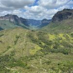 Nathalia Arcuri Instagram - Vale do Pati, dia 1 de 3. O Vale do Pati é conhecido como um dos lugares mais impressionantes e intocados do Brasil. Só pra você ter uma ideia a paisagem exuberante, com cânions, cachoeiras, rios, e montanhas, já serviu de cenário para diversos filmes e documentários. Aqui é na base da trilha mesmo, tem que ter condicionamento, algumas trilhas são bem extensas, fizemos cerca de 16km por dia, mas a ausência de estradas e veículos motorizados contribui para a preservação da natureza e cria essa sensação de isolamento e tranquilidade. Além disso dentro do vale, existem algumas pequenas comunidades remanescentes de quilombolas e agricultores locais, que vivem de forma simples e tradicional. Essas comunidades preservam costumes culturais e técnicas agrícolas antigas, como na hospedagem que a gente ficou no primeiro dia. Eu me dei essa viagem de presente de aniversário. Talvez alguns vão me chamar de doida, de fazer trilha em pleno aniversário... pois que digam. Eu queria estar assim, pertinho da natureza, conectada comigo mesma e foi muito especial. Nos próximos dias vou mostrar mais nos meus stories! Quem tá acompanhando, já manda um ❤️ — Meu guia: @beja_guia.chapadadiamantina Vale do Pati - Chapada Diamantina