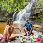 Nathalia Arcuri Instagram - Vale do Pati, dia 1 de 3. O Vale do Pati é conhecido como um dos lugares mais impressionantes e intocados do Brasil. Só pra você ter uma ideia a paisagem exuberante, com cânions, cachoeiras, rios, e montanhas, já serviu de cenário para diversos filmes e documentários. Aqui é na base da trilha mesmo, tem que ter condicionamento, algumas trilhas são bem extensas, fizemos cerca de 16km por dia, mas a ausência de estradas e veículos motorizados contribui para a preservação da natureza e cria essa sensação de isolamento e tranquilidade. Além disso dentro do vale, existem algumas pequenas comunidades remanescentes de quilombolas e agricultores locais, que vivem de forma simples e tradicional. Essas comunidades preservam costumes culturais e técnicas agrícolas antigas, como na hospedagem que a gente ficou no primeiro dia. Eu me dei essa viagem de presente de aniversário. Talvez alguns vão me chamar de doida, de fazer trilha em pleno aniversário... pois que digam. Eu queria estar assim, pertinho da natureza, conectada comigo mesma e foi muito especial. Nos próximos dias vou mostrar mais nos meus stories! Quem tá acompanhando, já manda um ❤️ — Meu guia: @beja_guia.chapadadiamantina Vale do Pati - Chapada Diamantina
