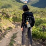 Nathalia Arcuri Instagram - Vale do Pati, dia 1 de 3. O Vale do Pati é conhecido como um dos lugares mais impressionantes e intocados do Brasil. Só pra você ter uma ideia a paisagem exuberante, com cânions, cachoeiras, rios, e montanhas, já serviu de cenário para diversos filmes e documentários. Aqui é na base da trilha mesmo, tem que ter condicionamento, algumas trilhas são bem extensas, fizemos cerca de 16km por dia, mas a ausência de estradas e veículos motorizados contribui para a preservação da natureza e cria essa sensação de isolamento e tranquilidade. Além disso dentro do vale, existem algumas pequenas comunidades remanescentes de quilombolas e agricultores locais, que vivem de forma simples e tradicional. Essas comunidades preservam costumes culturais e técnicas agrícolas antigas, como na hospedagem que a gente ficou no primeiro dia. Eu me dei essa viagem de presente de aniversário. Talvez alguns vão me chamar de doida, de fazer trilha em pleno aniversário... pois que digam. Eu queria estar assim, pertinho da natureza, conectada comigo mesma e foi muito especial. Nos próximos dias vou mostrar mais nos meus stories! Quem tá acompanhando, já manda um ❤️ — Meu guia: @beja_guia.chapadadiamantina Vale do Pati - Chapada Diamantina