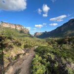 Nathalia Arcuri Instagram - Vale do Pati, dia 1 de 3. O Vale do Pati é conhecido como um dos lugares mais impressionantes e intocados do Brasil. Só pra você ter uma ideia a paisagem exuberante, com cânions, cachoeiras, rios, e montanhas, já serviu de cenário para diversos filmes e documentários. Aqui é na base da trilha mesmo, tem que ter condicionamento, algumas trilhas são bem extensas, fizemos cerca de 16km por dia, mas a ausência de estradas e veículos motorizados contribui para a preservação da natureza e cria essa sensação de isolamento e tranquilidade. Além disso dentro do vale, existem algumas pequenas comunidades remanescentes de quilombolas e agricultores locais, que vivem de forma simples e tradicional. Essas comunidades preservam costumes culturais e técnicas agrícolas antigas, como na hospedagem que a gente ficou no primeiro dia. Eu me dei essa viagem de presente de aniversário. Talvez alguns vão me chamar de doida, de fazer trilha em pleno aniversário... pois que digam. Eu queria estar assim, pertinho da natureza, conectada comigo mesma e foi muito especial. Nos próximos dias vou mostrar mais nos meus stories! Quem tá acompanhando, já manda um ❤️ — Meu guia: @beja_guia.chapadadiamantina Vale do Pati - Chapada Diamantina