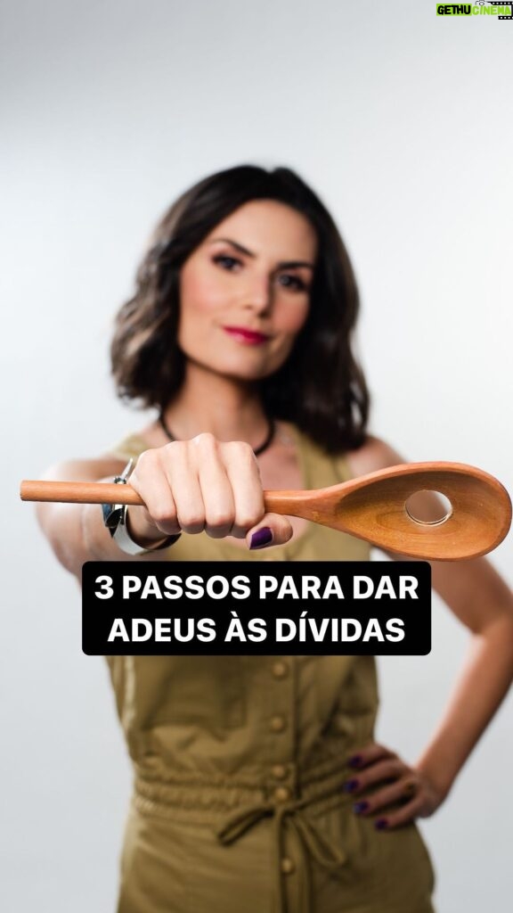 Nathalia Arcuri Instagram - Te ajudou? Passa pra frente. Sabe quando alguém te fala que você tem que olhar um problema de frente? Com as DÍVIDAS é a mesma coisa. Não adianta fingir que uma dívida não existe. Não adianta passar uma imagem de que tá tudo bem quando existe um apontamento ou negativação no seu CPF. Você tem que OLHAR DE FRENTE para aquela dívida – ou grupo de dívidas – e ver qual é a melhor forma de resolver isso. Reconheceu? Ótimo! Agora é se organizar para deixar de ser uma lascado ou lascado, comece por esses 3 passos: 1- Organizar suas finanças e entender o valor total das suas dívidas - faz a tabelinha que eu explico no vídeo; 2- Negociar com as instituições financeiras o valor de cada dívida ou a taxa de juros praticada - você tem que correr atrás, ninguém vai fazer por você; 3- Mudar a sua mentalidade para quitar as dívidas e não voltar a entrar nessa bola de neve novamente. Importante: Se você tem mais de uma dívida, priorize aquelas que têm os maiores juros. Isso porque são essas dívidas que vão prejudicar ainda mais a sua vida financeira! Não sabe por onde começar? Corre no Canal do Youtube da Me Poupe! e busca por “dívidas”, tenho certeza que algum deles vai te ajudar!