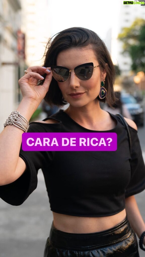 Nathalia Arcuri Instagram - Vou te contar o meu segredo pra ter cara de rica… SABER OBSERVAR e aprender com tudo o que te cerca pra não ser passado pra trás. Isso faz você economizar rios de dinheiro e, por consequência, investir esse dinheirinho que não foi gasto. Pronto, você ficou com cara de rica. Mas é claro que não é tão fácil assim. Tudo começa quando você estabelece suas metas e destina 30% do seu salário pra elas (tá lembrada da minha fórmula 70/30, né?). Não é passe de mágica, é método estudado e comprovado. “Mas, Nath, eu nem sei por onde começar pra ter essa cara de rica 🥲” Se você tá mais perdida ou perdido que agulha no palheiro, em breve a Escola Virtual da Desf*dência tá chegando pra te ensinar o caminho da riqueza. #VEMAÍ! Comenta aqui pra mim o que te faz ter cara de rica 👇 🎙️Entrevista pro @pobreshow com o @eduardofeldberg