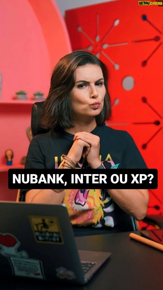 Nathalia Arcuri Instagram - Verdades sejam ditas: corretora não rende nada. Sabe o que vai acontecer se você simplesmente deixar o seu dinheiro no Nubank, XP ou Inter, por exemplo? NA-DI-CA! Eu recebo muitas perguntas como “Nath, onde é melhor botar a minha grana?” e sei que essa é uma dúvida de muitos de vocês. Então acompanha aqui o raciocínio 👇 Primeiro, você precisa entender que as corretoras funcionam como uma ponte entre o seu dinheiro e os investimentos. São eles que vão aumentar e transformar a sua vida financeira. Quer ver a sua grana rendendo? É preciso entender que o papel da corretora não é guardar o seu dinheiro. Acabou de sair um vídeo no canal da @mepoupenaweb que vai comparar, trazer as diferenças, as vantagens e as desvantagens entre Nubank, XP e Inter. Ou seja, é praticamente sua obrigação vir no link da minha bio e assistir tudo.