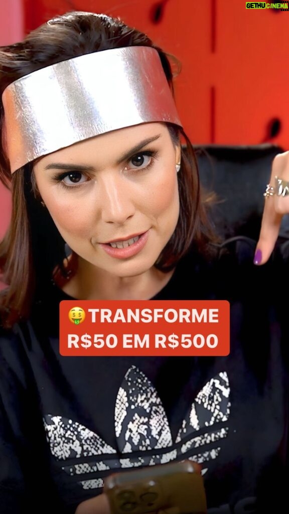 Nathalia Arcuri Instagram - Investimento com alta liquidez e seguro? TEMOS! Se você tá se planejando pra investir em 2024, eu trouxe 3 dicas de onde colocar seu dinheiro pra render. Já falei de duas delas aqui: o CDB e o Tesouro prefixado. E, se você já viu, tá na hora de conhecer o terceiro: Tesouro IPCA 2045 👇 Assim como Tesouro prefixado, o IPCA é um investimento que você PRECISA esperar a data de vencimento pra poder resgatar, senão você pode perder dinheiro. A principal diferença entre os dois é que, no IPCA 2045, você tem a somatória de 2 taxas de juros: a prefixada + a variação da inflação. Olha que a simulação que eu fiz com R$50 sem aportes mensais. Imagina se todo mês você investir um pouquinho, o quanto não teria rendido lá em 2053? Isso não é magia, criatura, é meu filho juro composto dando duro pra ver você feliz 😃 Como é um investimento de longo prazo, você pode usar esse investimento, por exemplo, pras suas metazonas, como uma renda extra na aposentadoria. 👉Onde encontrar: qualquer corretora digital ou bancão. Se você já gostou dessa dica, passa pra frente!