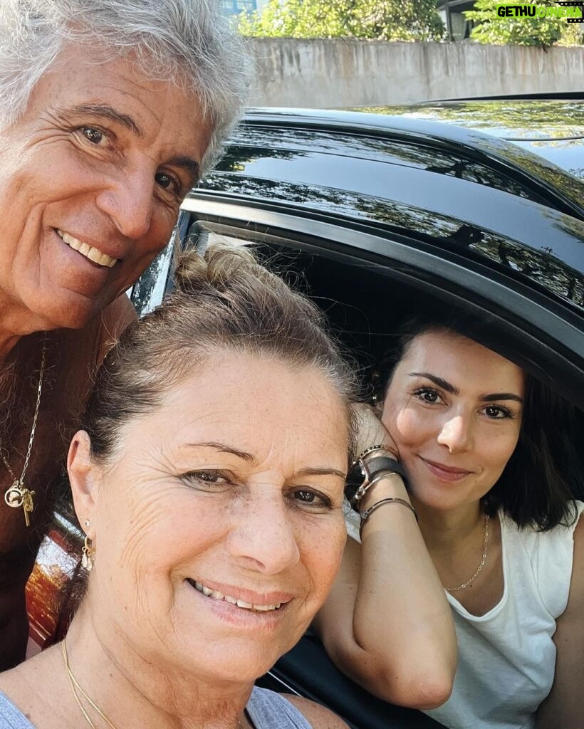 Nathalia Arcuri Instagram - Sabe aquela vontade de sair viajando por aí com dia pra ir mas sem dia pra voltar? Foi esse presente que eu me dei no Natal. Me reuni com as pessoas que eu mais amo na vida, visitei amigas e amigos, preparei meu carro, minha lancheira de viagem (mostro nos stories se vcs quiserem ver a comilança sobre 4 rodas), salvei minhas músicas e podcasts favoritos pra me acompanharem e parti. Esse final de ano será de reencontro e comemoração. Será um momento pra agradecer e re-conhecer a pessoa mais importante da minha vida e a única que pode fazer a minha vida mais leve, alegre e valiosa. Eu sempre fui absolutamente rígida comigo mesma, me cobrei perfeição e pedi de presente pra mim mesma pegar mais leve. Soltar pelo menos nesse fim de ano o peso do mundo sobre as minhas costas. Não criar expectativas nem querer perfeição de qualquer natureza. Apenas seguir o fluxo da vida, ou no meu caso, da estrada. Eu sempre amei dirigir, amo pegar estrada, mas nunca tinha feito nada parecido. Serão 1.800 (mil e oitocentos) quilômetros da casa dos meus pais em São Paulo até meu destino final, na Bahia. Uma aventura que já começou com meus pais sendo meus pais (amo demais esses malucos), um desvio até Varginha com direito a banquete na casa dos amigos Léo e Laís em BH e a descoberta de um jogo impróprio pra quem não curte um humor ácido. Feliz Nathália.