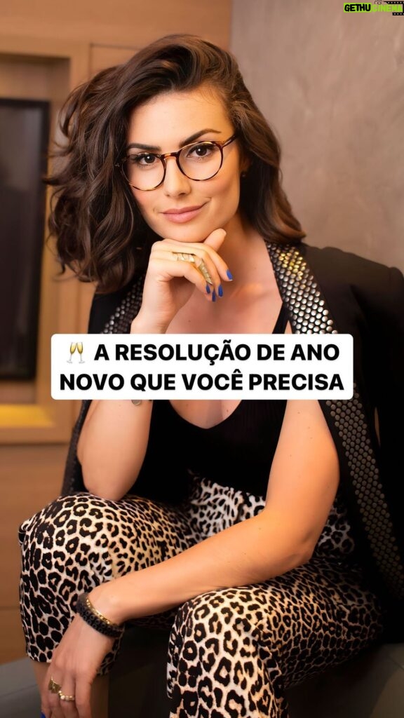 Nathalia Arcuri Instagram - Final de ano é sempre um período de reflexão, paramos para pensar sobre tudo o que aconteceu, revisamos as metas que foram atingidas e aquelas que ficaram pendentes. É também um momento para considerar o que a gente aprendeu e pode melhorar para o próximo ano. Essa semana eu comecei a falar aqui sobre dicas de investimento para 2024. Inclusive tem vídeo novo lá no canal com 3 dicas de onde colocar seu dinheiro pra render no ano que vem. Mas, pra poder investir, antes a gente tem que ter METAS. Entender para o que aquele dinheiro vai ser usado, com prazos bem definidos. Um desses objetivos PRECISA ser a sua aposentadoria. Se você ainda não tem, coloca AGORA nas suas resoluções de 2024! “Mas, Nath, se eu já tenho o INSS, pra que investir ainda mais na aposentadoria?” Sabe o que que quer dizer INSS? Isso Não Se Paga. Esse é o banho de água fria do dia. Obrigada, de nada 😃 A população no Brasil tem ficado cada vez mais velha. É a gente que paga o salário de quem tá aposentado hoje através das nossas contribuições. Mas, e amanhã? Se a quantidade de jovens trabalhadores não for suficiente pra pagar a nossa aposentadoria? Você vai recorrer a quem pra te pagar um salário decente? É por isso que temos que começar a pensar no nosso amanhã contando com o seu “eu de hoje”. Eu sei que é f*da essa realidade, mas é isso ou enfrentar um baita perrengue lá na frente. Então, conta com meu filho, juro composto pra te ajudar nisso. Uma opção que eu já comentei aqui e que tem vídeo no canal explicando em detalhes é o Tesouro Renda+, um tesouro criado com esse objetivo mesmo, a aposentadoria. Seu eu do futuro vai te agradecer e a prof Nath vai ficar orgulhosa 💜 Já envia essa reflexão pra quem vai começar 2024 fazendo um pé de meia pra não se dar mal lá na frente!