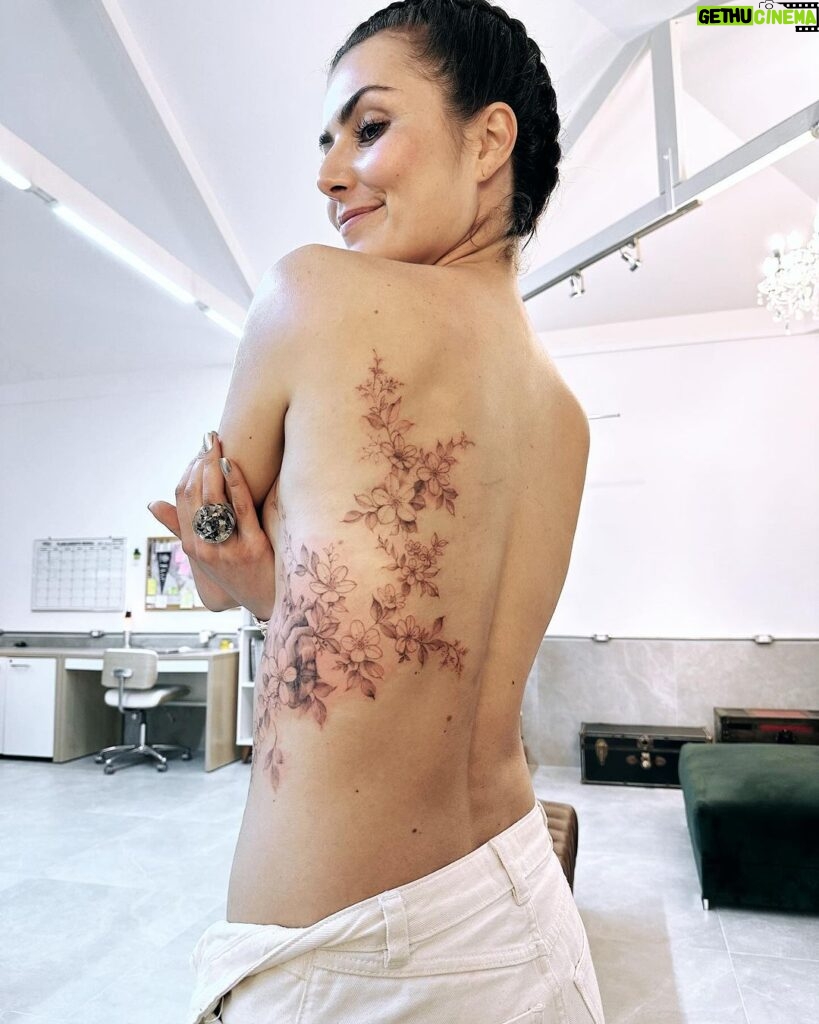 Nathalia Arcuri Instagram - Meu corpo, minha história, minhas flores. E como levou tempo pra eu criar coragem. Doeu, mas não mais do que a jornada. Ficou linda, mas não mais do que a vida que me trouxe até aqui. Tatoo obra de arte por @chiquinhogtattoo Bastidor: Estava eu ensaiando essa tatuagem (repare que tem um coração entrelaçado nas flores) há pelo menos 8 meses, quando no evento de finanças climáticas do G20, no meio de um painel sobre financiamento para a transição justa para energia limpa, vejo as costas pintadas de uma moça… Knoc Knoc (eu nas costas dela) “Nada a ver com o tema, mas quem fez essa tatuagem?” Ela me indicou o artista em questão, @chiquinhogtattoo que conseguiu traduzir em desenho o que se passava dentro do meu coração.